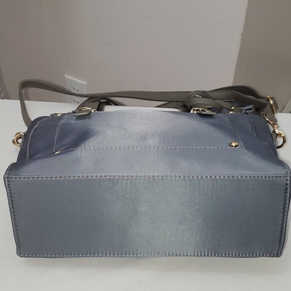 Gray nylon shoulder bag with crossbody strap. - Picture 4 of 7